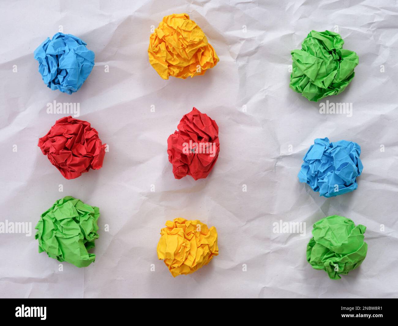 Palline di carta colorate e stropicciate. Concetto di idea. Primo piano. Foto Stock