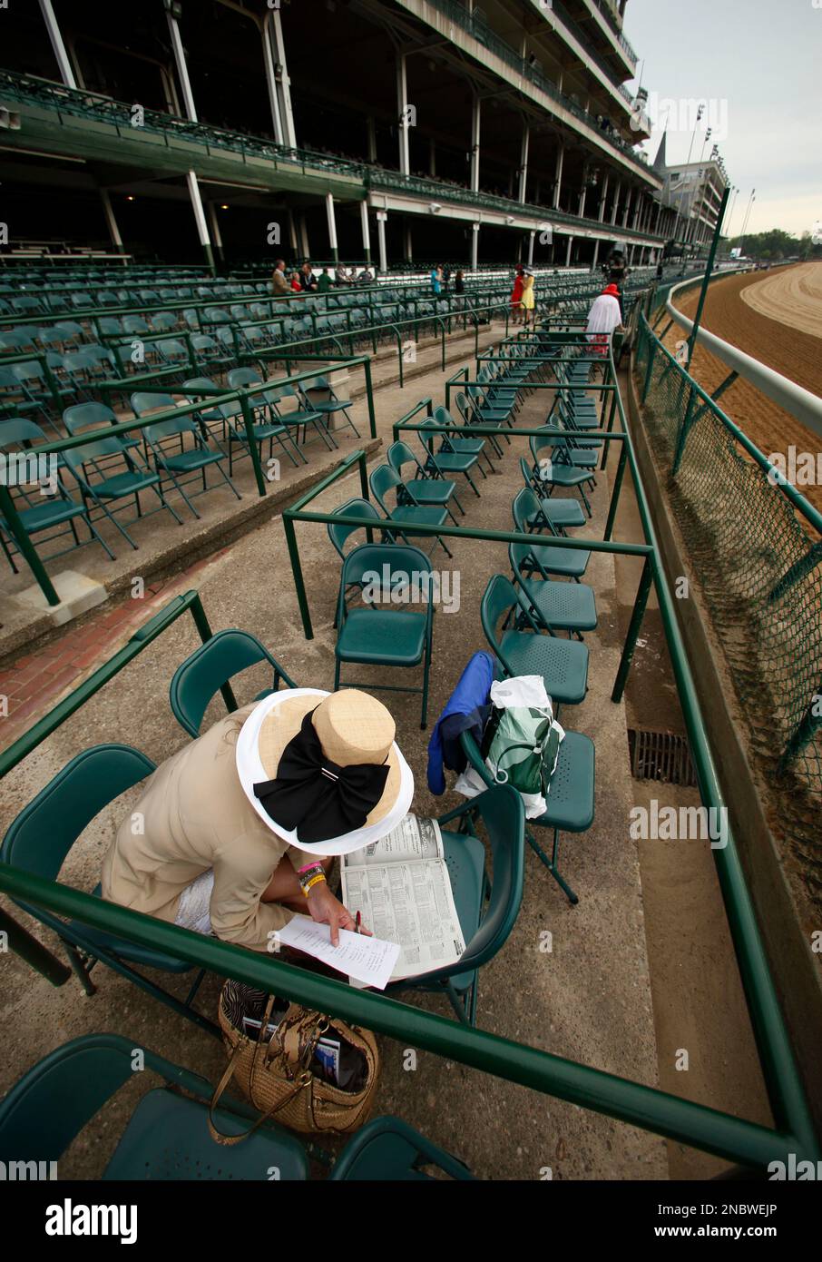 Amanda Lasater, Mason, Tx., checks the racing program ahead of the 137th Kentucky Derby horse race at Churchill Downs Saturday, May 7, 2011, in Louisville, Ky. (AP Photo/Charlie Riedel) Foto Stock