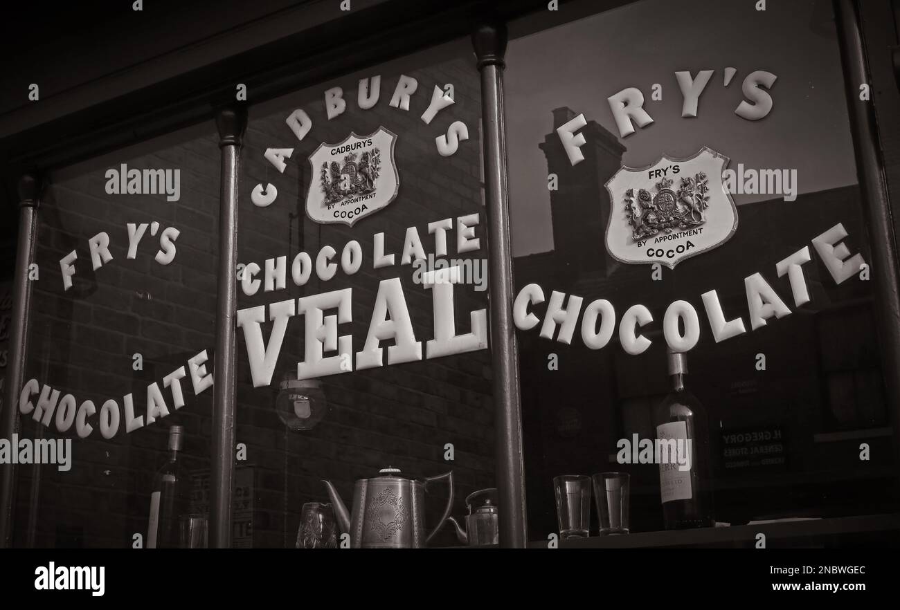 Confectioners monocromatico e negozio di cioccolato, Frys, Cadburys, Chocolate Veal, dipinto sulle vetrine del negozio - 1930s, West Midlands, Regno Unito Foto Stock
