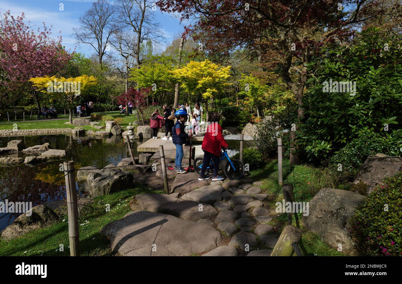 Londra - 04 11 2022: Sentiero lungo il lago Kyoto Garden in Holland Park Foto Stock
