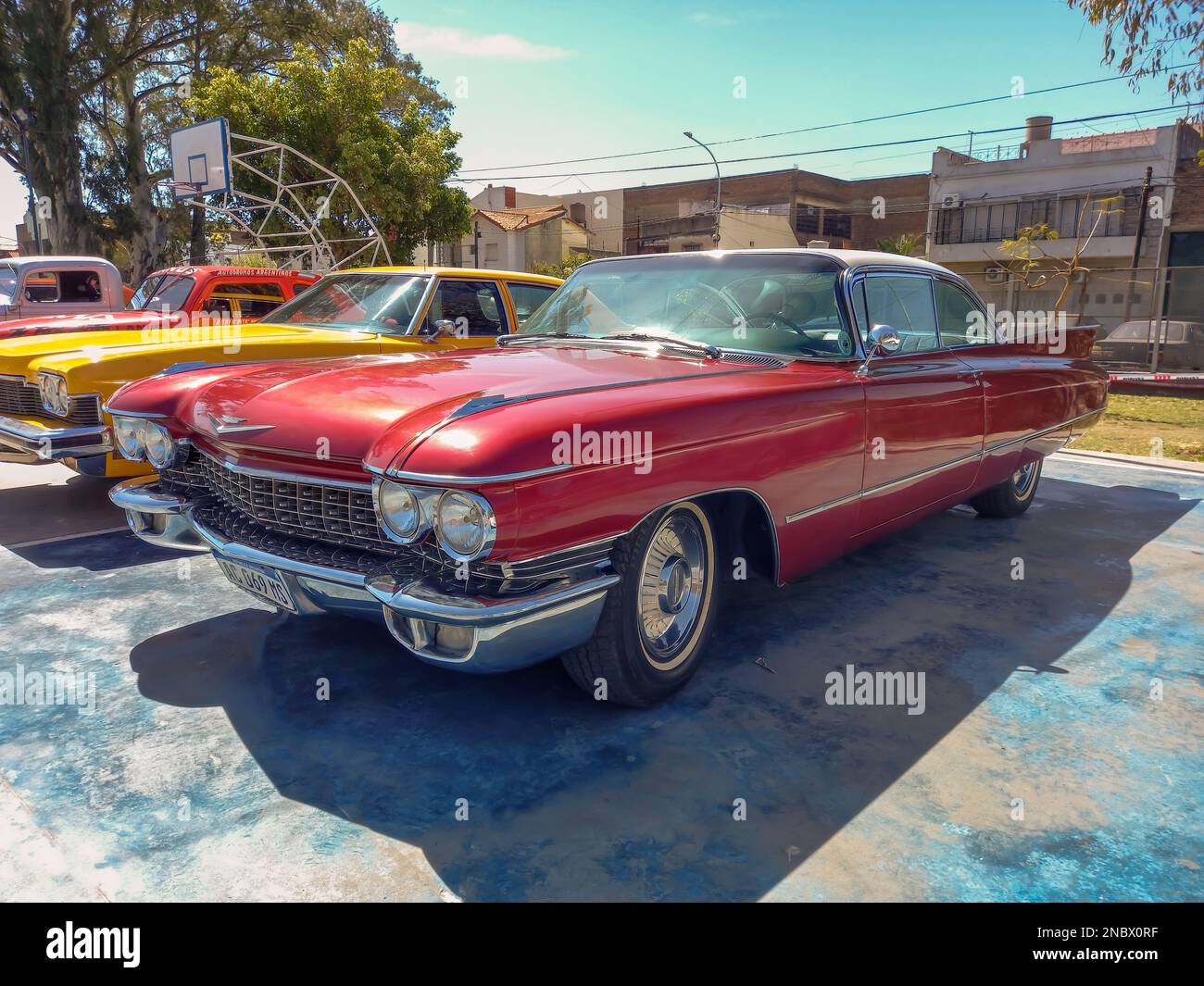 Vecchio rosso di lusso 1960 Cadillac coupe Deville in un parco. Giorno di sole. Spettacolo di auto classica AAA 2022. Foto Stock