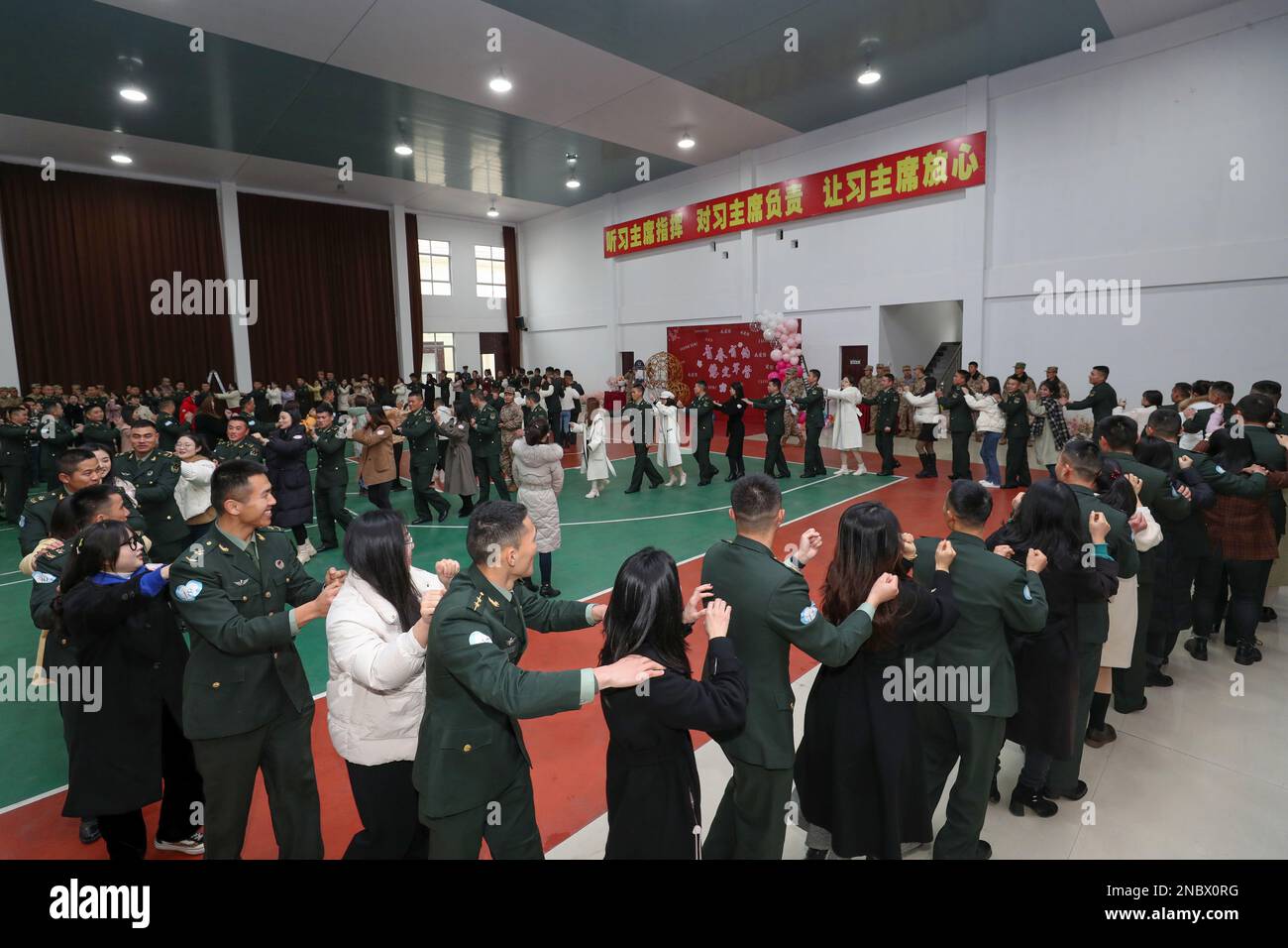 YINGTAN, CINA - 14 FEBBRAIO 2023 - i militari e i giovani locali giocano giochi interattivi nella città di Yingtan, provincia di Jiangxi, Cina, 14 febbraio 2023. Il Foto Stock