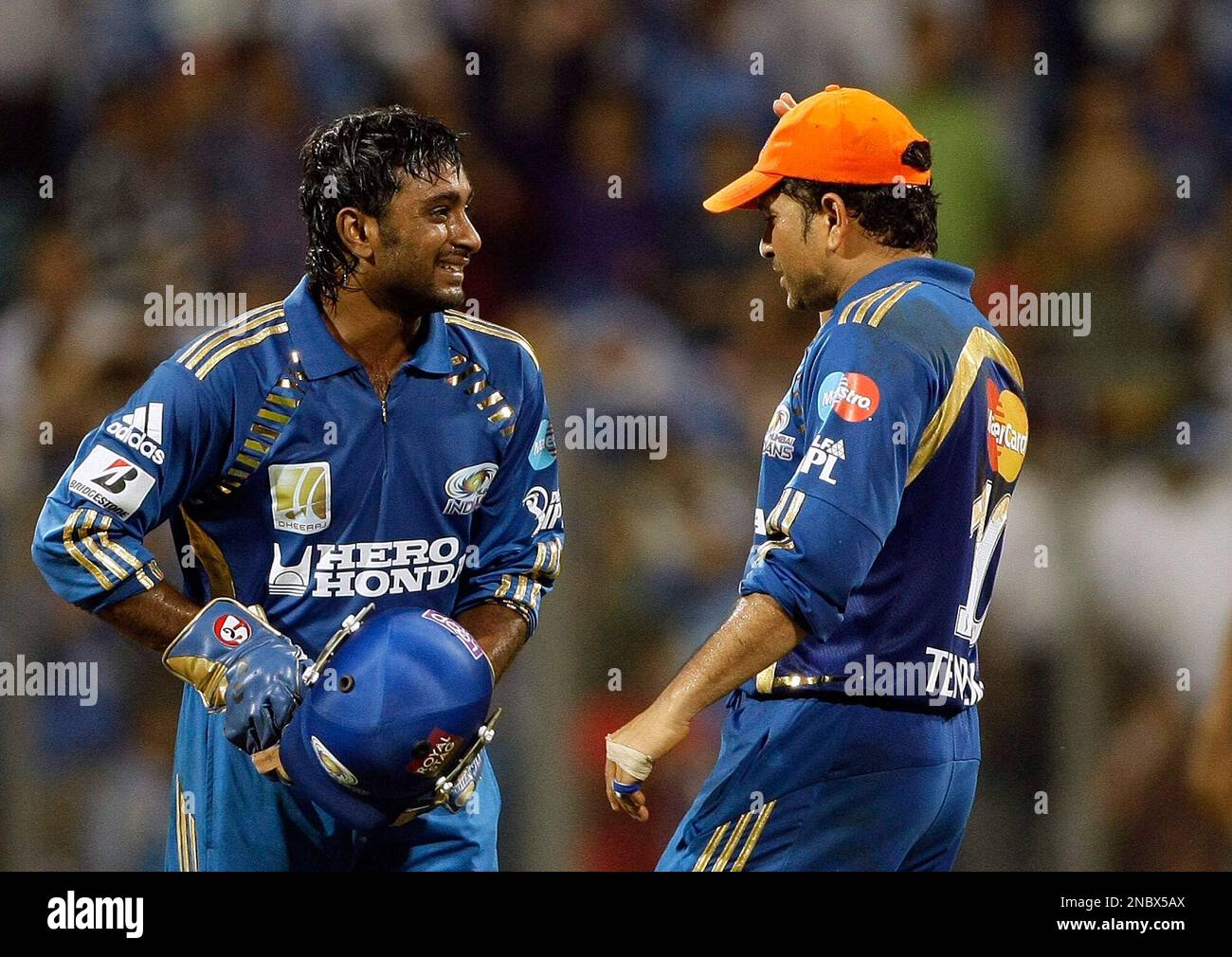 Mumbai Indians players Sachin Tendulkar and Ambati Rayudu, left, share the joy after they won the Indian Premier League (IPL) cricket match against Kings XI Punjab in Mumbai, India, Monday, May 2, 2011.(AP Photo/Rajanish Kakade) Foto Stock