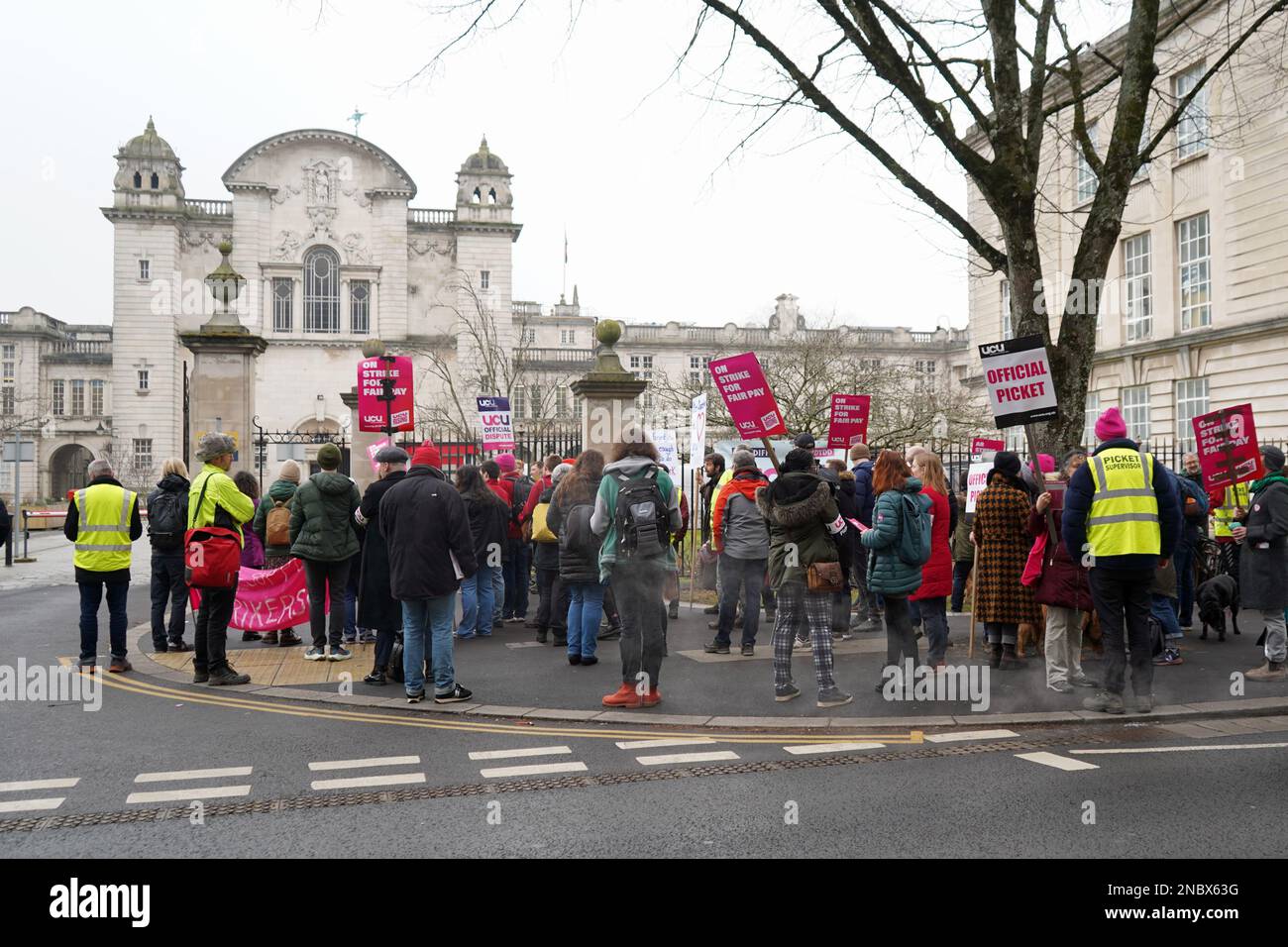 Università di Cardiff, Galles. Febbraio 14th 2023. Gli accademici e il personale dei servizi professionali senior tengono un raduno di sciopero a sostegno di una retribuzione equa al di fuori dell'Università di Cardiff, Galles. Febbraio 14th 2023. Credit Penallta Fotographics / Alamy Live Foto Stock