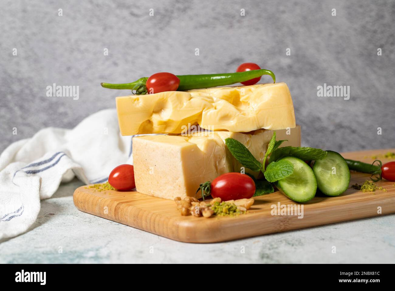 Formaggio Gruyere. Pezzo di formaggio Gruyere su tagliere di legno. Raccolta di formaggi Foto Stock