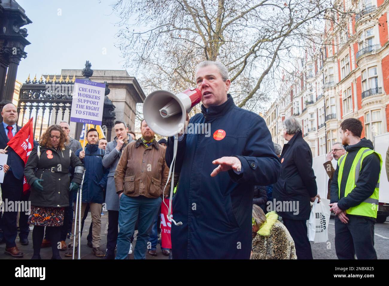 Londra, Regno Unito. 14th febbraio 2023. Mark Serwotka, segretario generale DEL PCS (Public and Commercial Services Union), ha tenuto un discorso al picket fuori del British Museum, mentre il personale continua il suo sciopero sulla retribuzione. Credit: Vuk Valcic/Alamy Live News Foto Stock