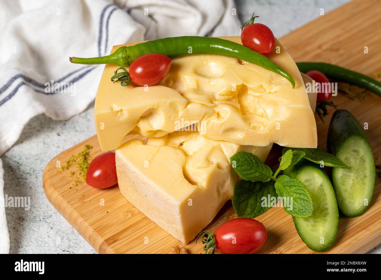 Formaggio Gruyere. Pezzo di formaggio Gruyere su tagliere di legno. Raccolta di formaggi Foto Stock