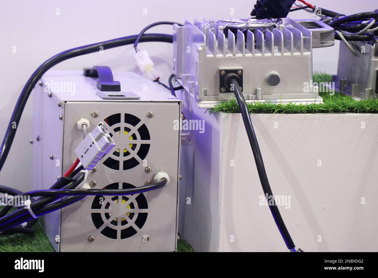 Vista posteriore da una ventola di raffreddamento della CPU e da un dissipatore di calore in alluminio della scheda madre che mostra il concetto di raffreddamento dei microprocessori Foto Stock