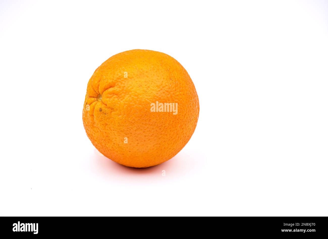 Un singolo arancio come cibo sano ritagliato con alta profondità di campo come studio shot Foto Stock