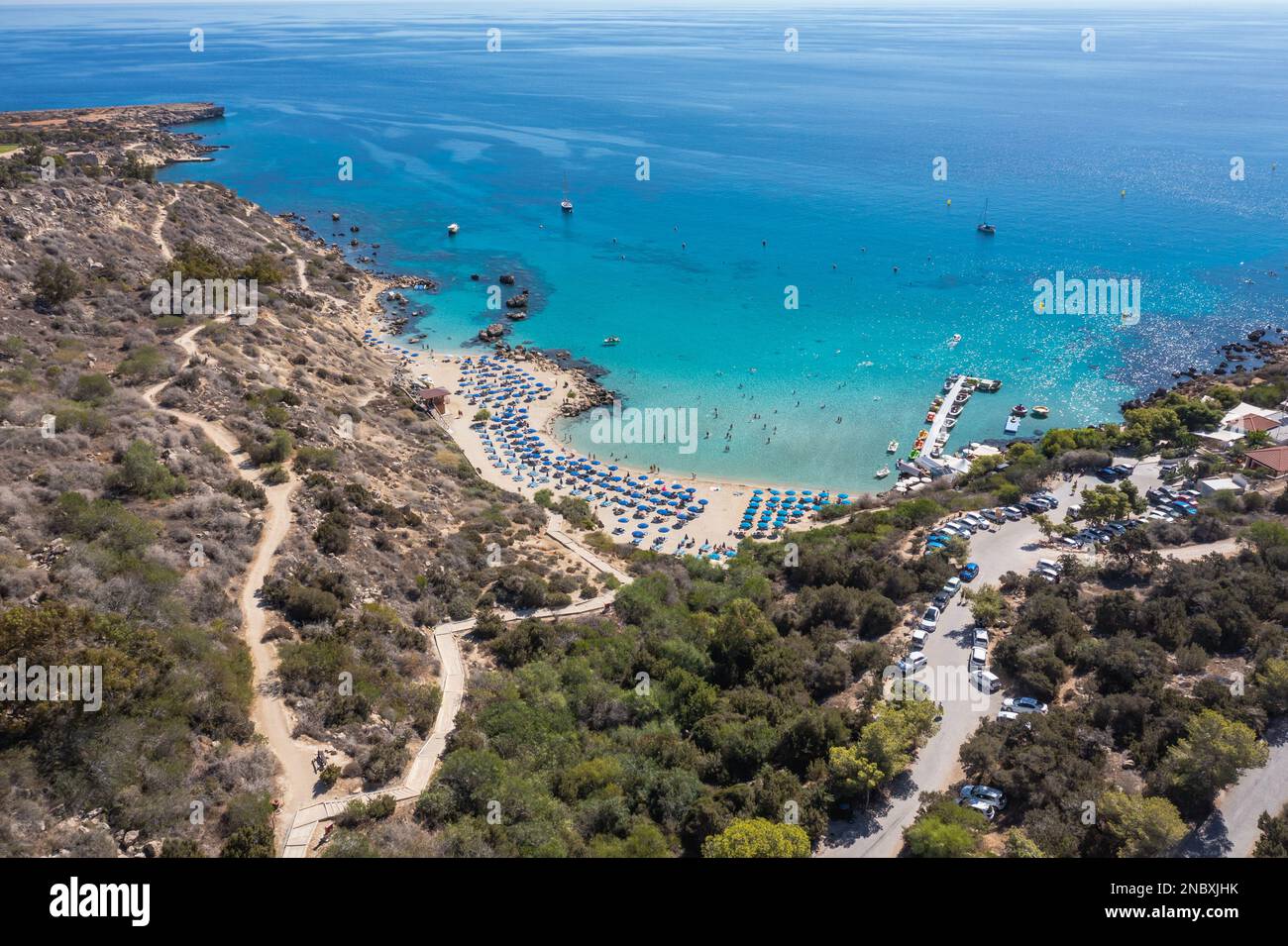 Vista aerea con la spiaggia di Konnos nella baia di Konnos, nella zona del Parco Nazionale della Foresta di Capo Greco a Cipro Foto Stock