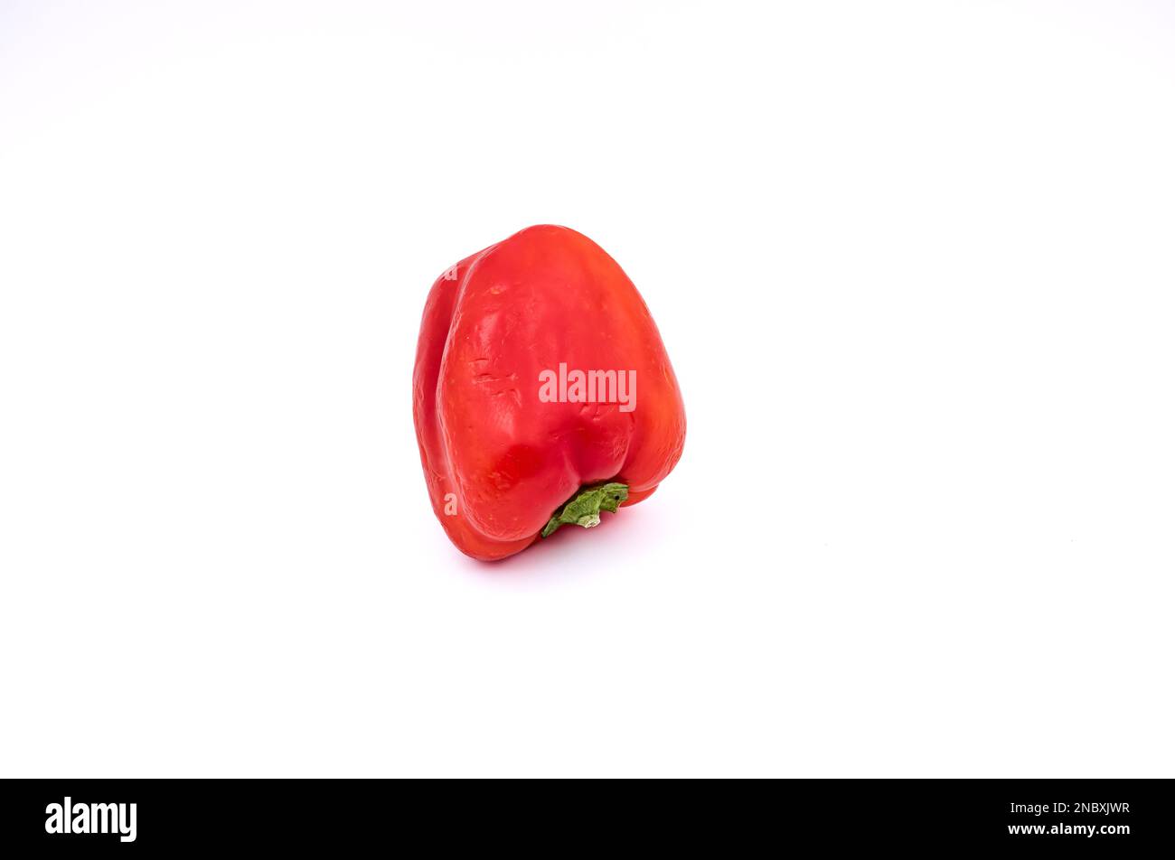 Un peperone rosso vegetale come cibo sano tagliato con alta profondità di campo come studio shot Foto Stock