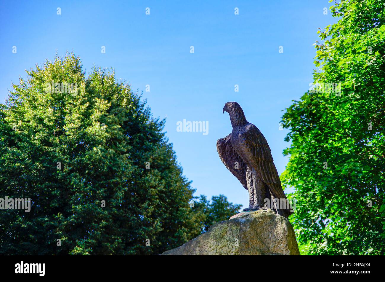 Scultura dell'aquila su piedistallo di pietra, monumento commemorativo di guerra in piazza Joachim a Joachimsthal, Brandeburgo, Germania, Europa. Foto Stock