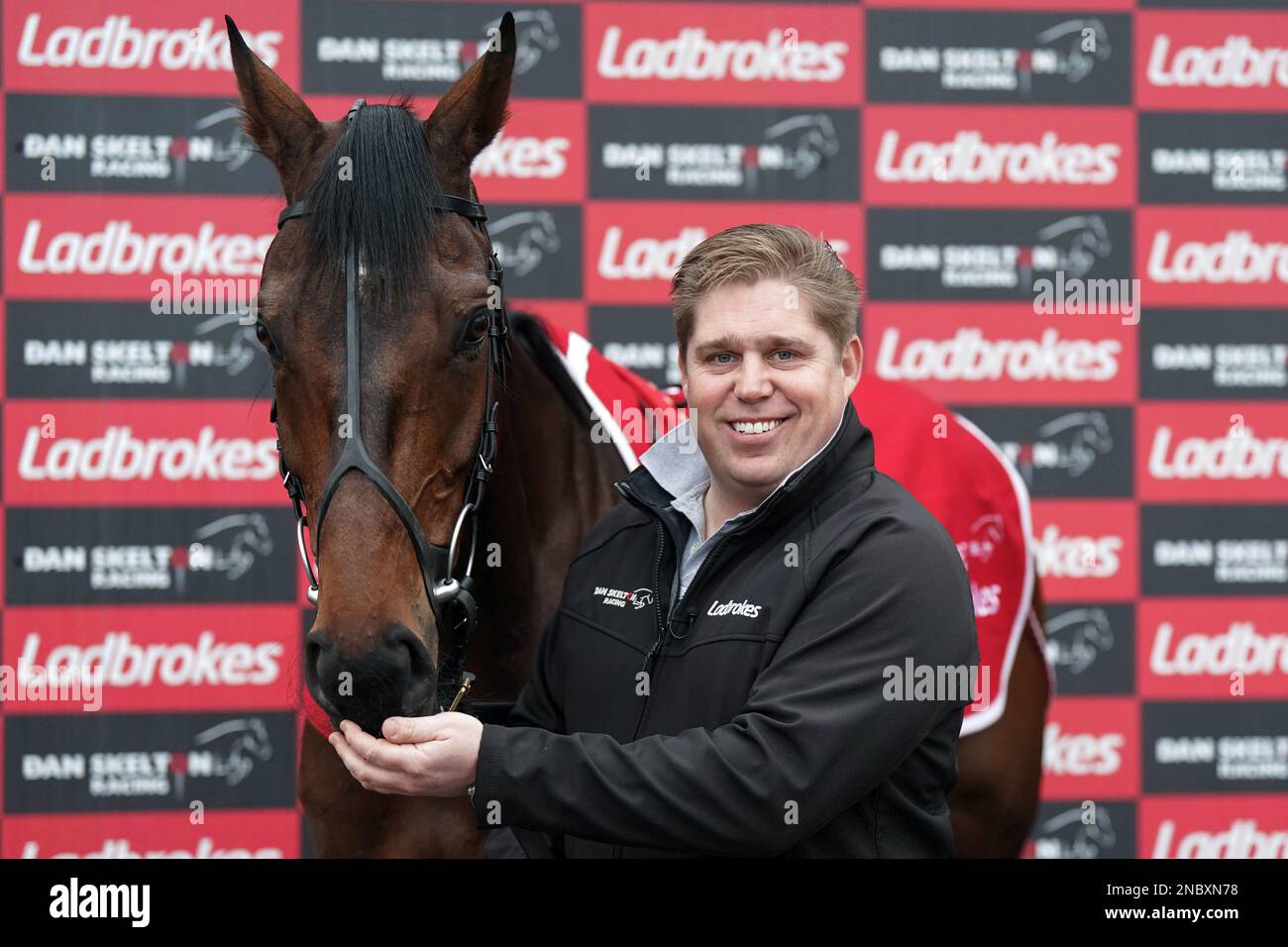 DaN Skelton insieme a Protektorat, durante una visita alle scuderie di Dan Skelton a Lodge Hill, Alcester. DaN Skelton rimane convinto che la sua star Protektorat farà sentire ancora una volta la sua presenza nella Boodles Cheltenham Gold Cup del prossimo mese. Data immagine: Martedì 14 febbraio 2023. Foto Stock