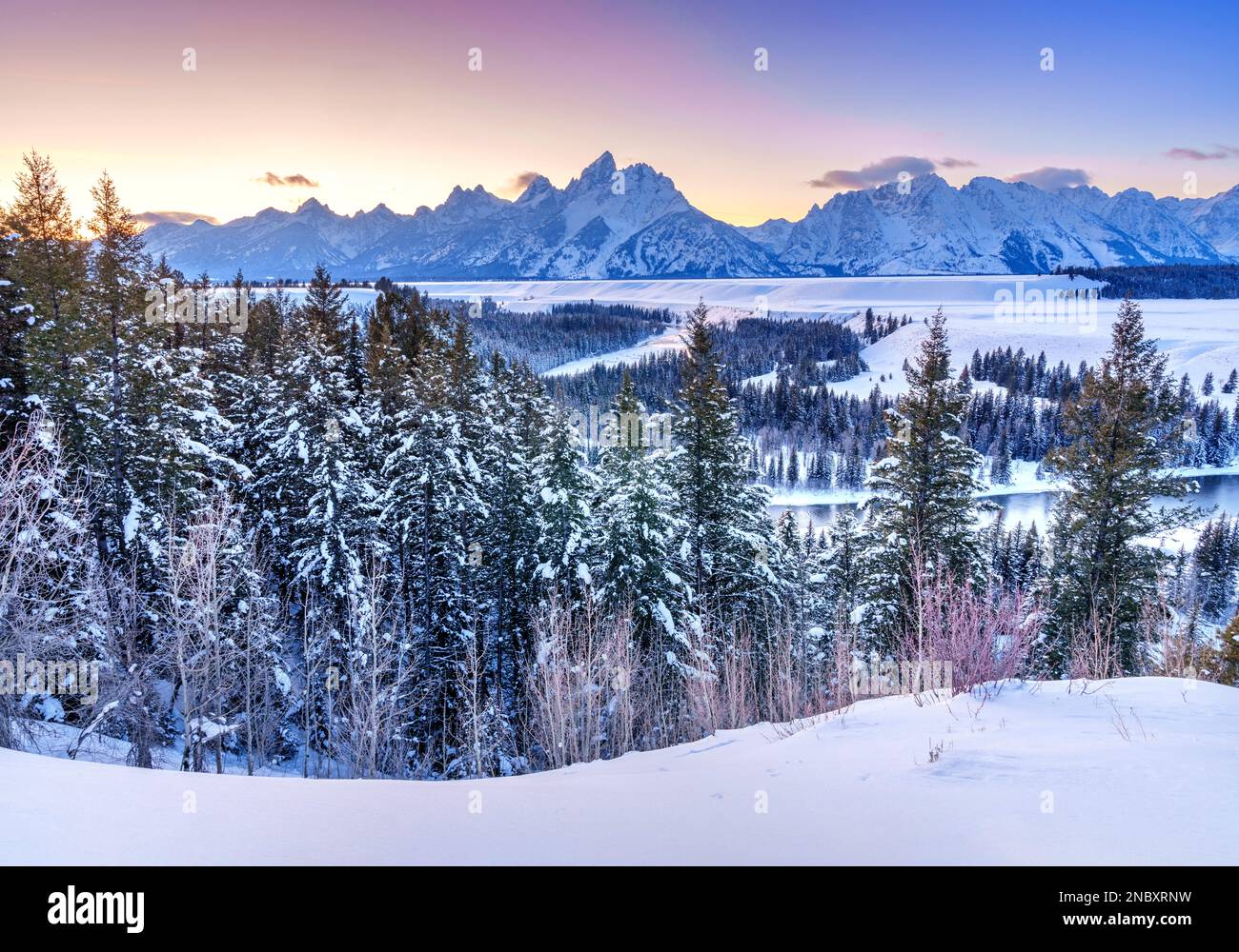 Il fiume Snake si affaccia sul tramonto in inverno, Winter Wonderland Grand Teton National Park, Wyoming, USA Foto Stock