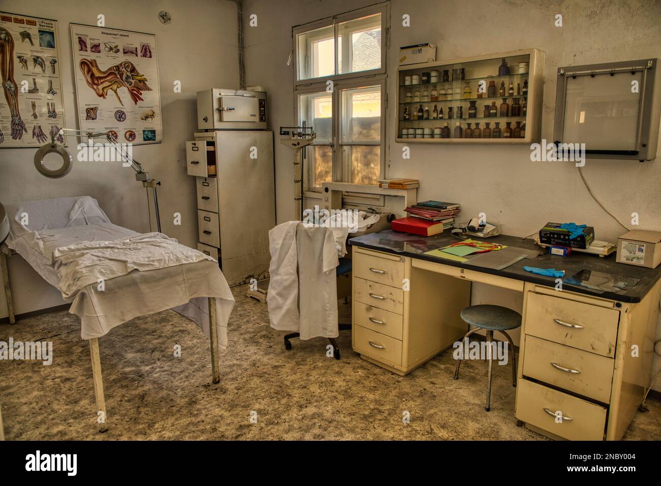 Vecchia sala di trattamento di un medico Foto Stock