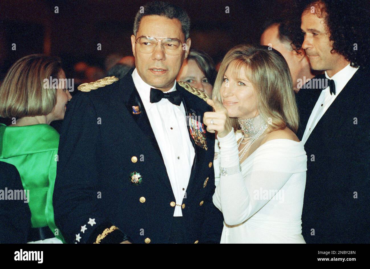 Chairman of the Joint Chiefs General Colin Powell talks with Barbra Streisand at the 79th annual dinner of the White House Correspondents Association in Washington, May 1, 1993. (AP Photo/Greg Gibson) Foto Stock