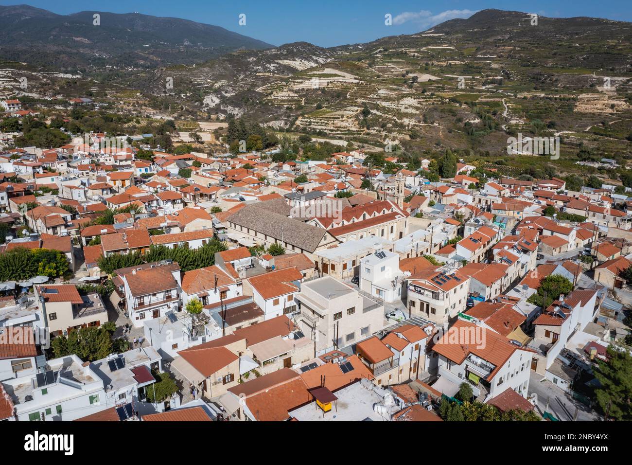 Veduta aerea del villaggio di Omodos con Monastero della Santa Croce nei Monti Troodos sul paese isola di Cipro Foto Stock