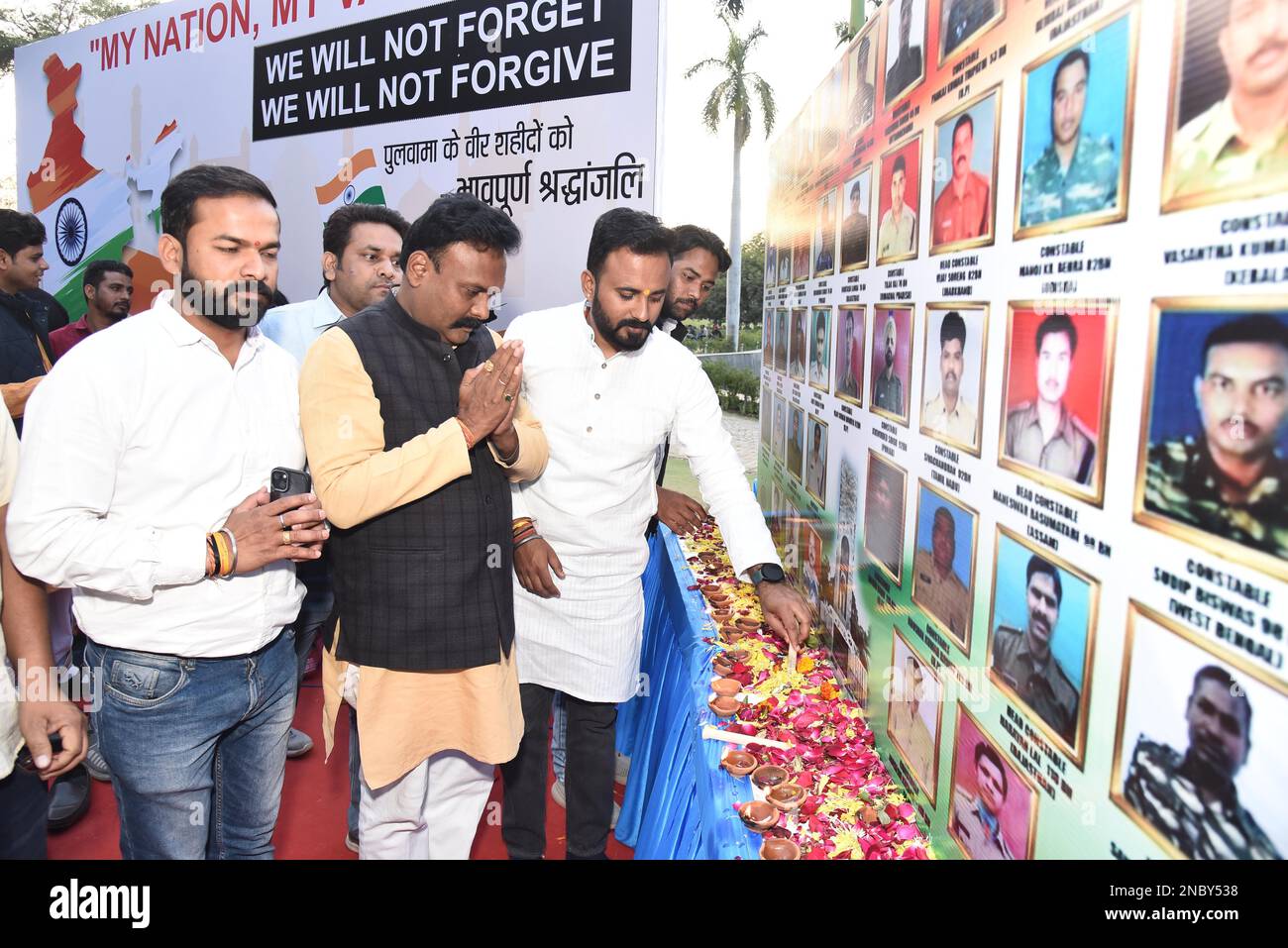 MADHYA PRADESH, INDIA, JABALPUR, 14th FEBBRAIO: Il presidente del BJP Yuva Morcha, Yogendra Singh Thakur, insieme ai lavoratori del partito, rende omaggio alle vittime dell'attacco suicida nel distretto di Pulwama nel 2019, nell'ambito del programma "la mia nazione il mio San Valentino", a Jabalpur martedì 14 febbraio 2023. Foto di - Uma Shankar Mishra Foto Stock