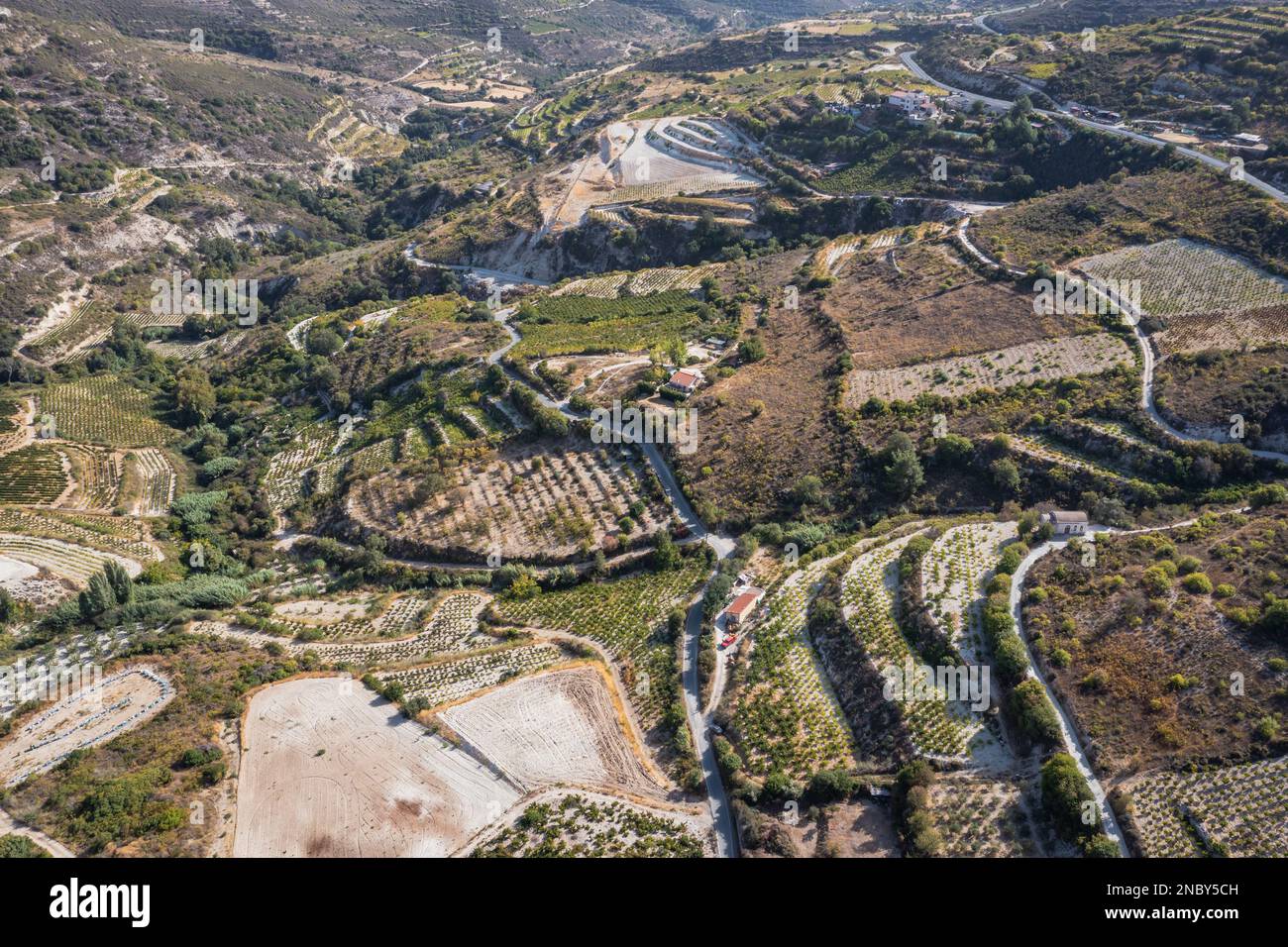 Campi terrazza nella città di Omodos in Troodos Montagne sulla campagna isola di Cipro Foto Stock