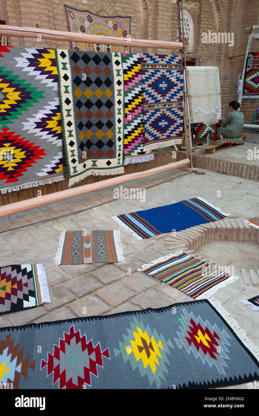 Tessitura donna, laboratorio di tessitura Kilim, Ichon Qala, Khiva, Uzbekistan Foto Stock