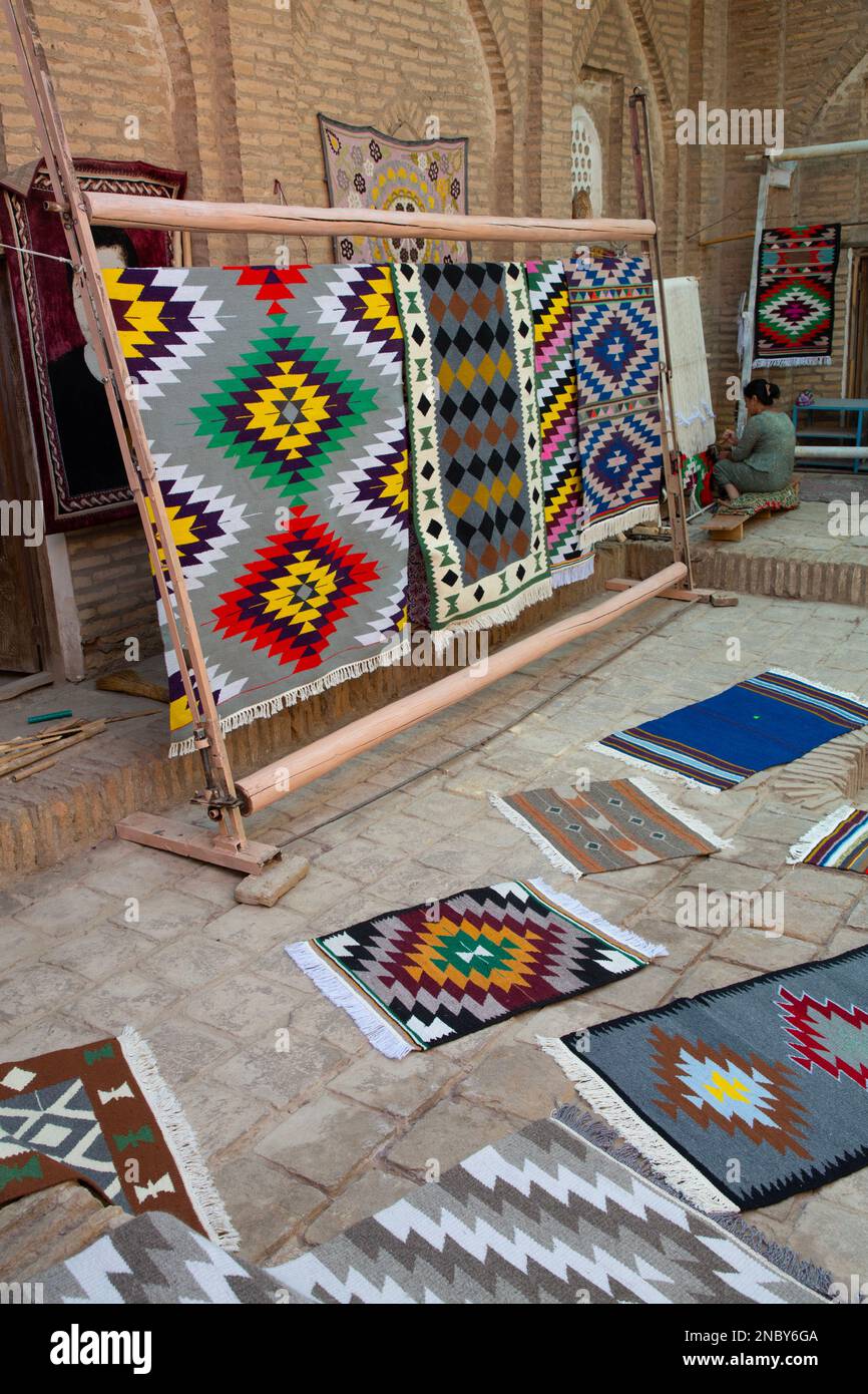 Tessitura donna, laboratorio di tessitura Kilim, Ichon Qala, Khiva, Uzbekistan Foto Stock