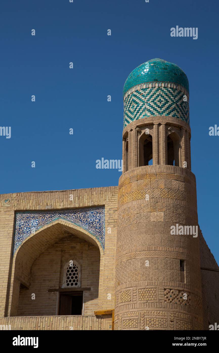 Torre, Kutlug Murad Inaka Madrasah, Ichon Qala, patrimonio dell'umanità dell'UNESCO, Khiva, Uzbekistan Foto Stock