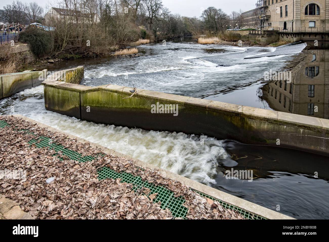 Fish pass installato sul lato dello sbarramento da Victoria Bridge nel Saltaire West Yorkshire Foto Stock