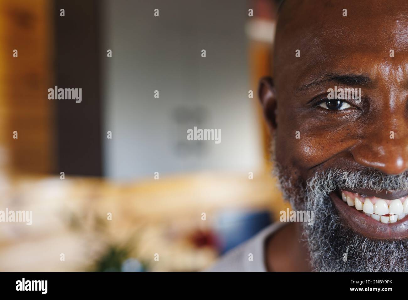 Faccia corta di un uomo anziano fremito afro-americano sorridente godendosi in una cabina del ceppo. Copia spazio, inalterato, pensione, stile di vita, vacanza, solitudine, b Foto Stock