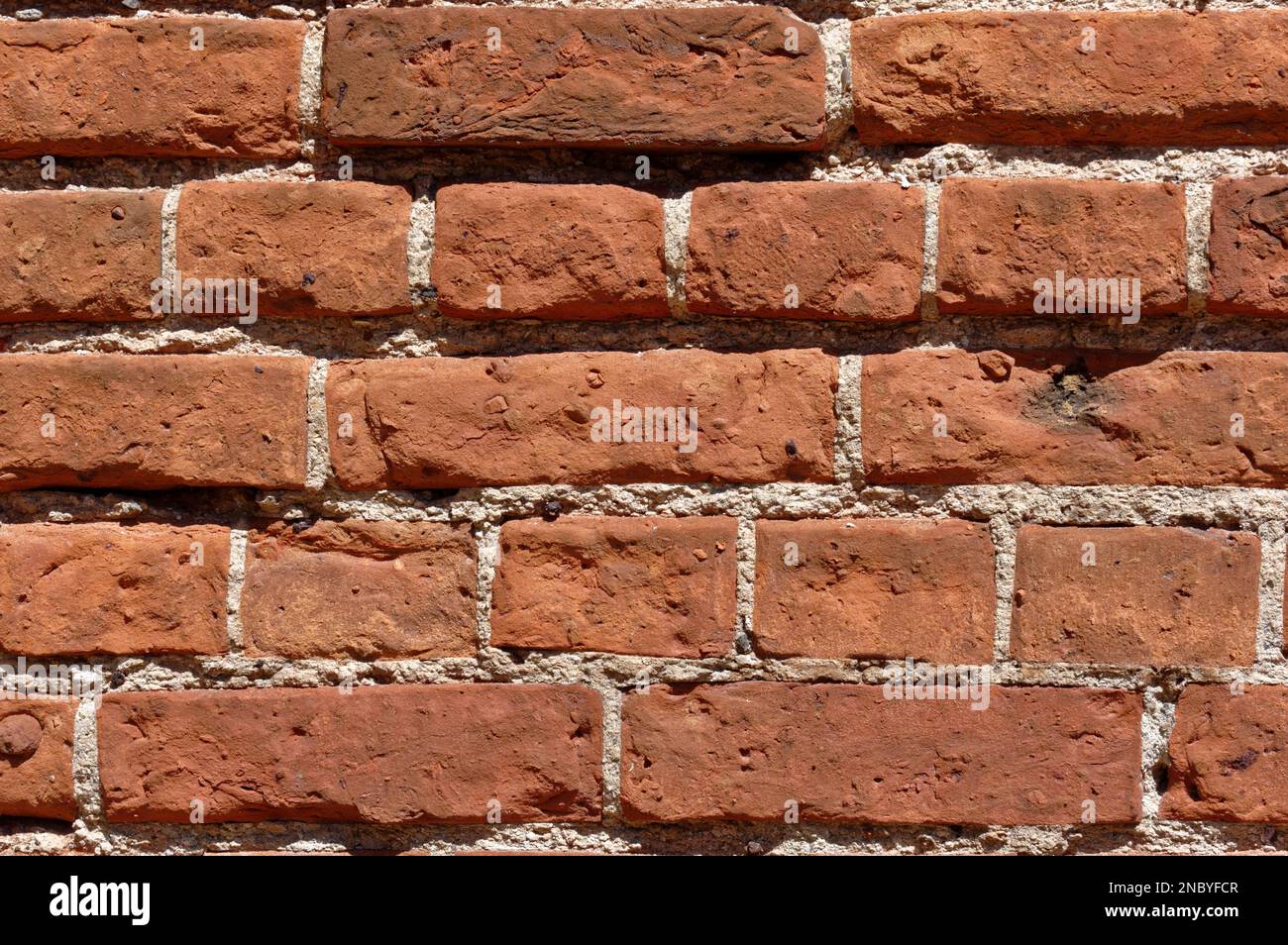 Muro inglese di mattoni in cattive condizioni con mattoni erosi Foto stock  - Alamy
