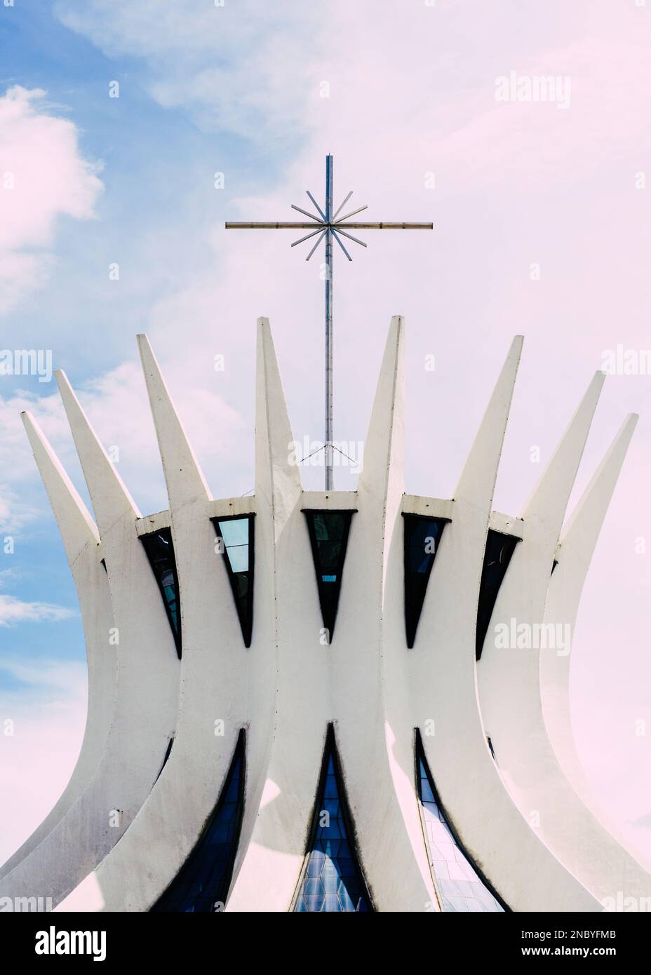 Brasilia, Brasile - 13 febbraio 2023: Facciata dell'iconica Cattedrale Metropolitana di nostra Signora Aparecida a Brasilia, Brasile Foto Stock