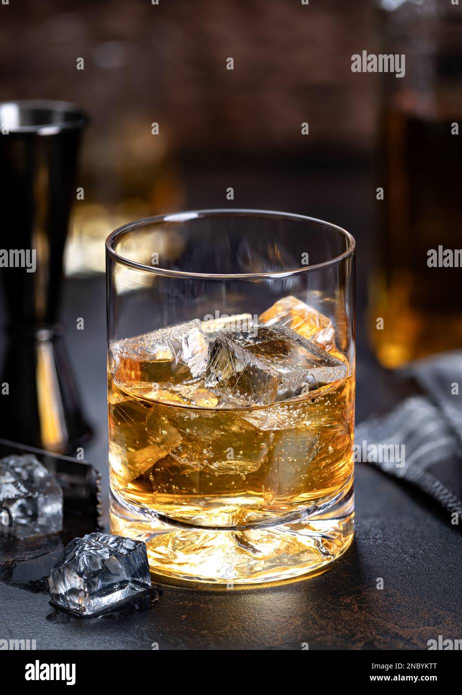 Bicchiere di whisky con bevanda ghiacciata su fondo di legno scuro Foto Stock