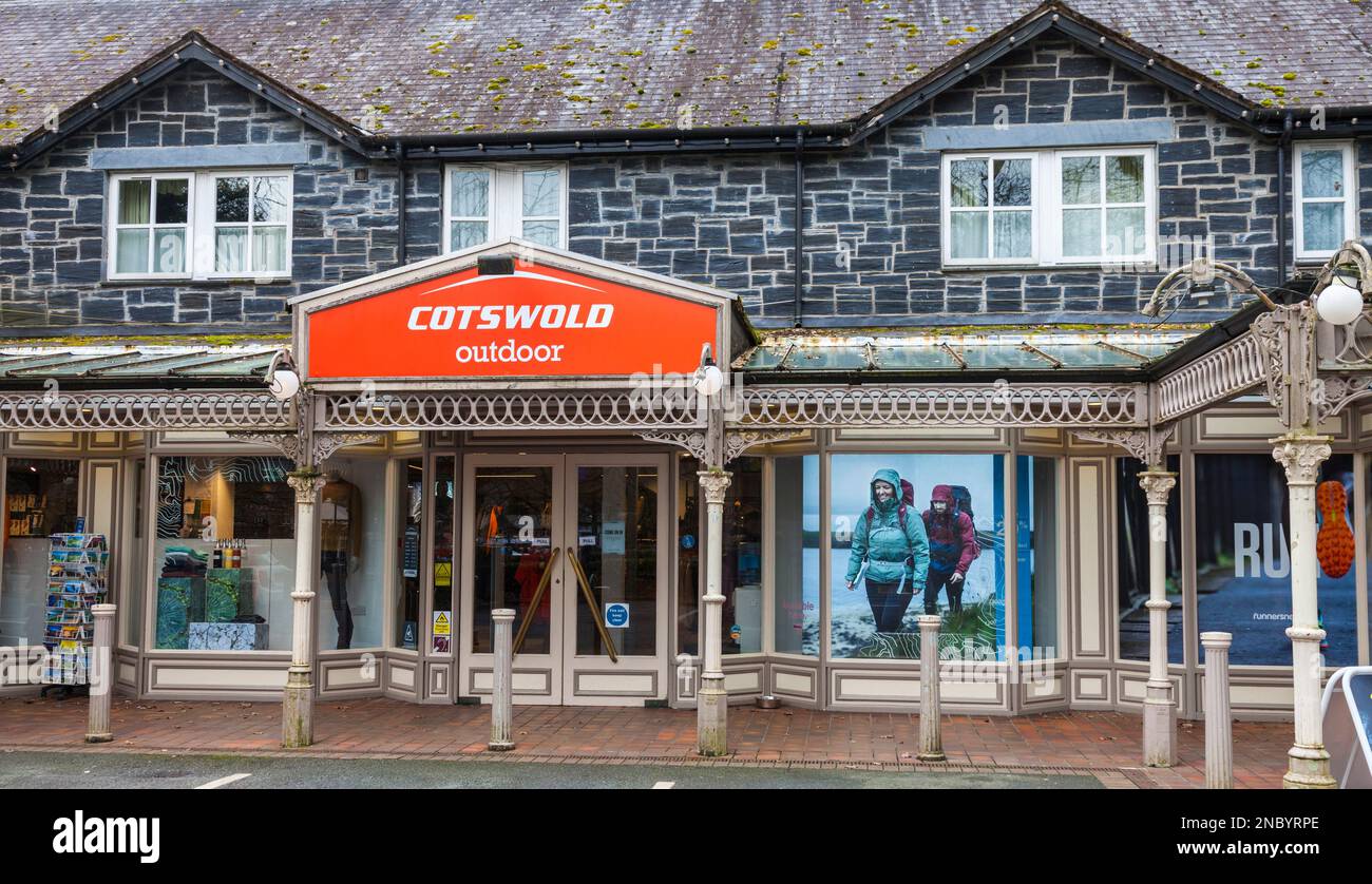 Negozio Outdoor Cotswold nel villaggio di Betws-y-Coed, Galles Foto Stock