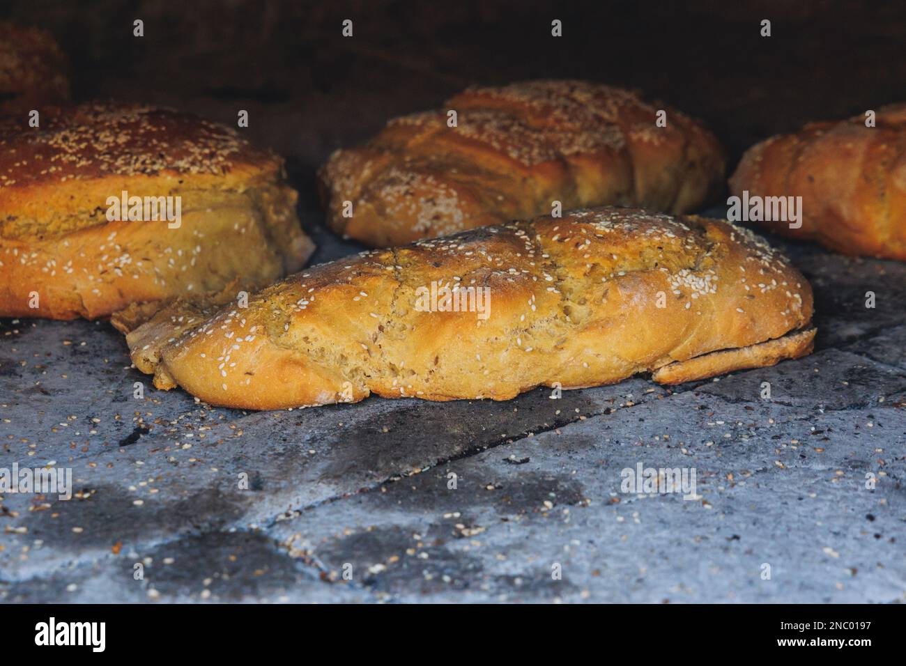 Pane tradizionale cipriota con semi di sesamo cotti nel distretto di Paphos, paese dell'isola di Cipro Foto Stock