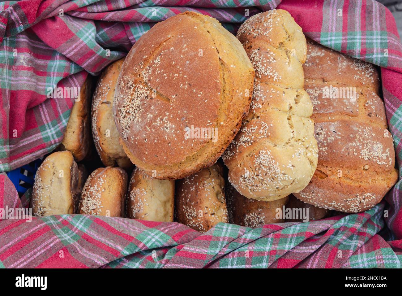 Pane tradizionale cipriota con semi di sesamo nel distretto di Paphos, paese dell'isola di Cipro Foto Stock