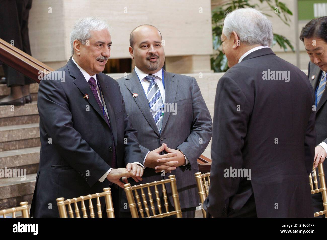 Development Committee Chairman Sheikh Ahmed bin Mohammed Al Khalifa, minister of Finance for the Kingdom of Bahrain, center, and Saudi Arabia's Finance Minister Ibrahim Abdulaziz Al-Assaf, left, speak with International Monetary Fund (IMF) Managing Director Dominique Strauss-Kahn, right, as they join finance ministers and central bank governors of the Group of 20 attending the IMF/World Bank spring meetings, in Washington, Friday, April 15, 2011. (AP Photo/J. Scott Applewhite) Foto Stock
