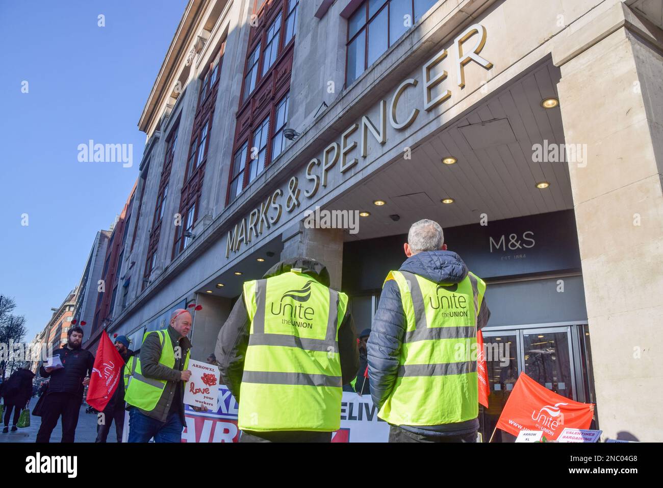 Londra, Regno Unito. 14th febbraio 2023. Unire i membri sindacali fase a San Valentino protesta fuori Marks & Spencer su Oxford St over compagnia di consegna Arrow XL. Arrow XL, parte della Logistics Group Holdings Ltd, è stata accusata di pagare salari molto bassi ai lavoratori, e United sta chiedendo a rivenditori come Marks & Spencer, che lavorano con la società logistica, di esercitare pressione sul loro fornitore. Credit: Vuk Valcic/Alamy Live News Foto Stock