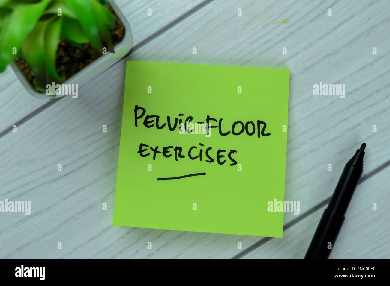 Concetto di Pelvic-Floor esercizio scrivere su note appiccicose isolate su tavola di legno. Foto Stock