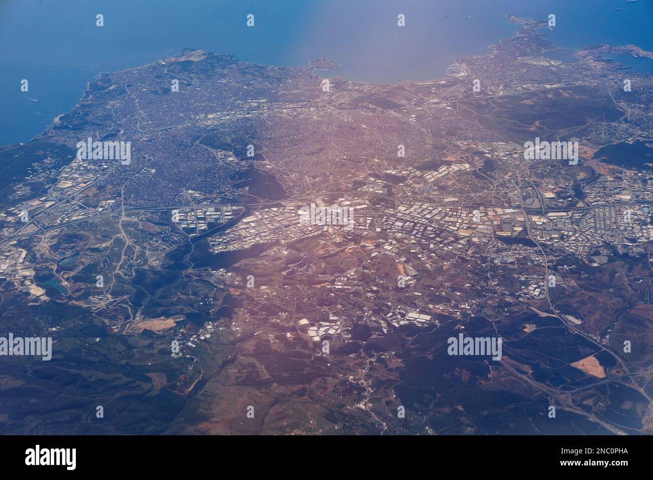 Vista aerea dalla finestra con le aree della città di Istanbul e Gebze sulla riva del Mar di Marmara, Turchia Foto Stock