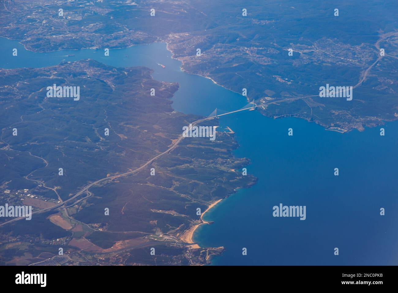 Vista aerea dalla finestra dell'aereo in Turchia, vista con il ponte sultano Selim Yavuz sullo stretto di Bosforo Foto Stock