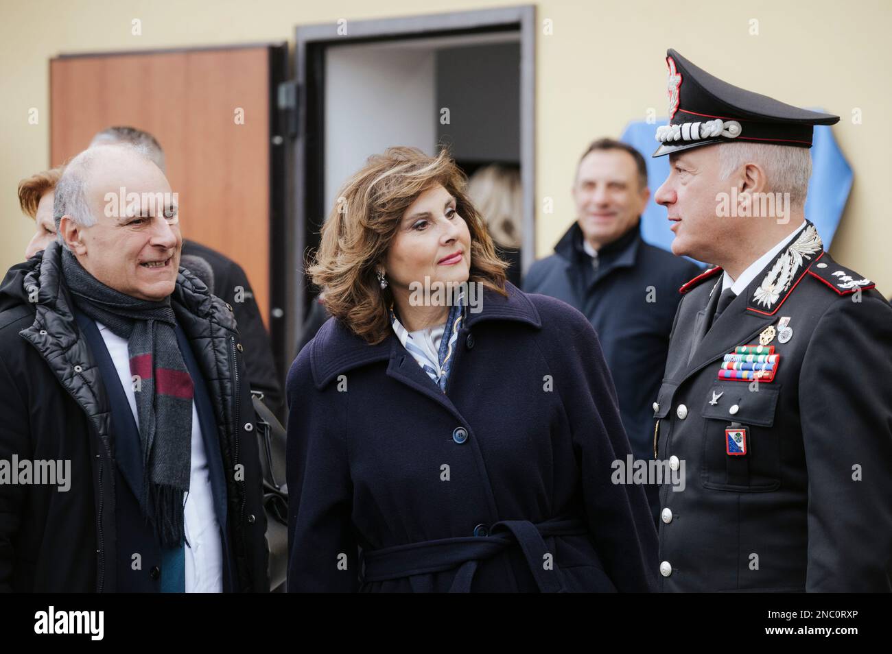 Catanzaro, Italia. 13th Feb, 2023. Vittoria Ciaramella (C), Prefetto di Cosenza, visto con le forze di sicurezza al DIA. Il Ministro degli interni italiano Matteo Piantedosi ha partecipato all'inaugurazione del Dipartimento d'inchiesta antimafia (DIA - direzione investigativa antimafia). Il Ministro ha partecipato anche all'incontro provinciale per l'ordine e la pubblica sicurezza e alla firma di un protocollo per il riutilizzo di edifici e beni sequestrati dalla criminalità organizzata. (Foto di Valeria Ferraro /SOPA Images/Sipa USA) Credit: Sipa USA/Alamy Live News Foto Stock