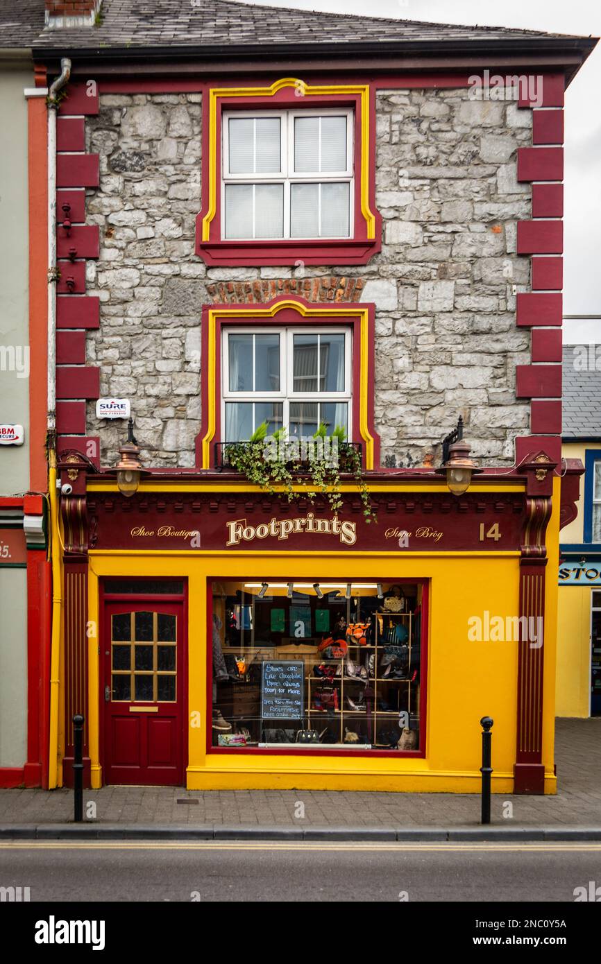 Colorati, edifici dipinti, negozi, Listowel, County Kerry, Irlanda Foto Stock