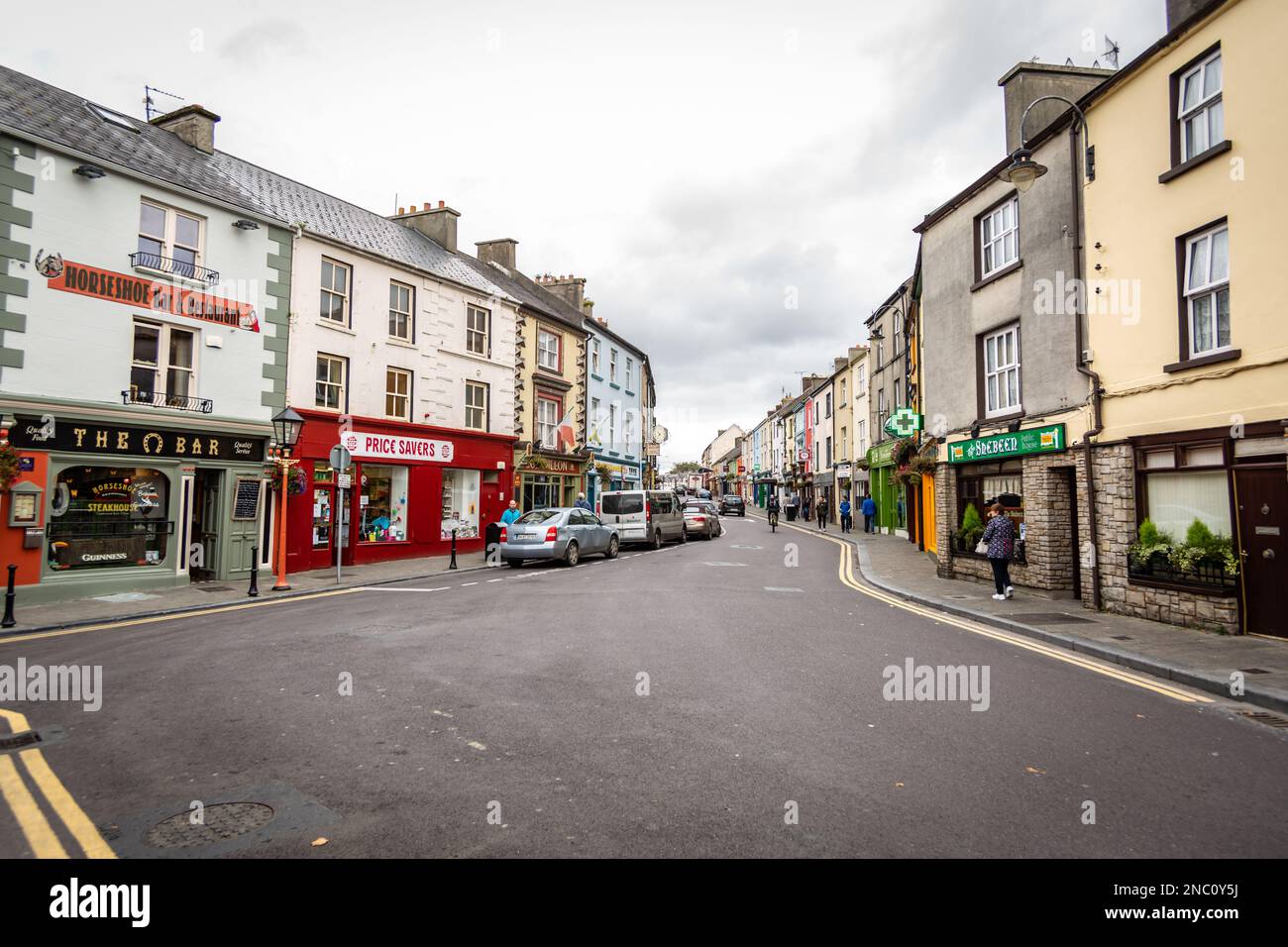 Colorati, edifici dipinti, negozi, Listowel, County Kerry, Irlanda Foto Stock