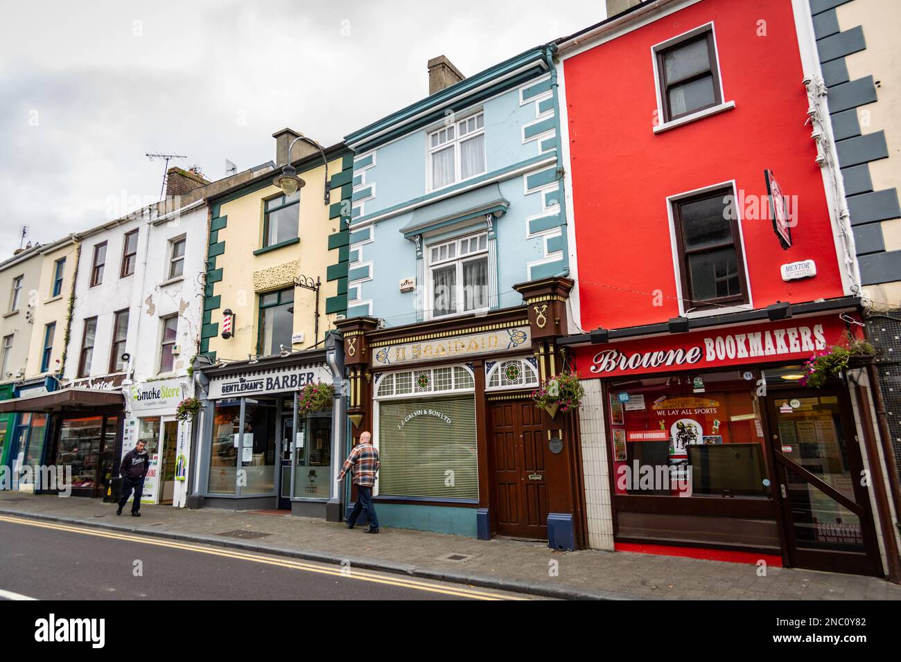 Colorati, edifici dipinti, negozi, Listowel, County Kerry, Irlanda Foto Stock