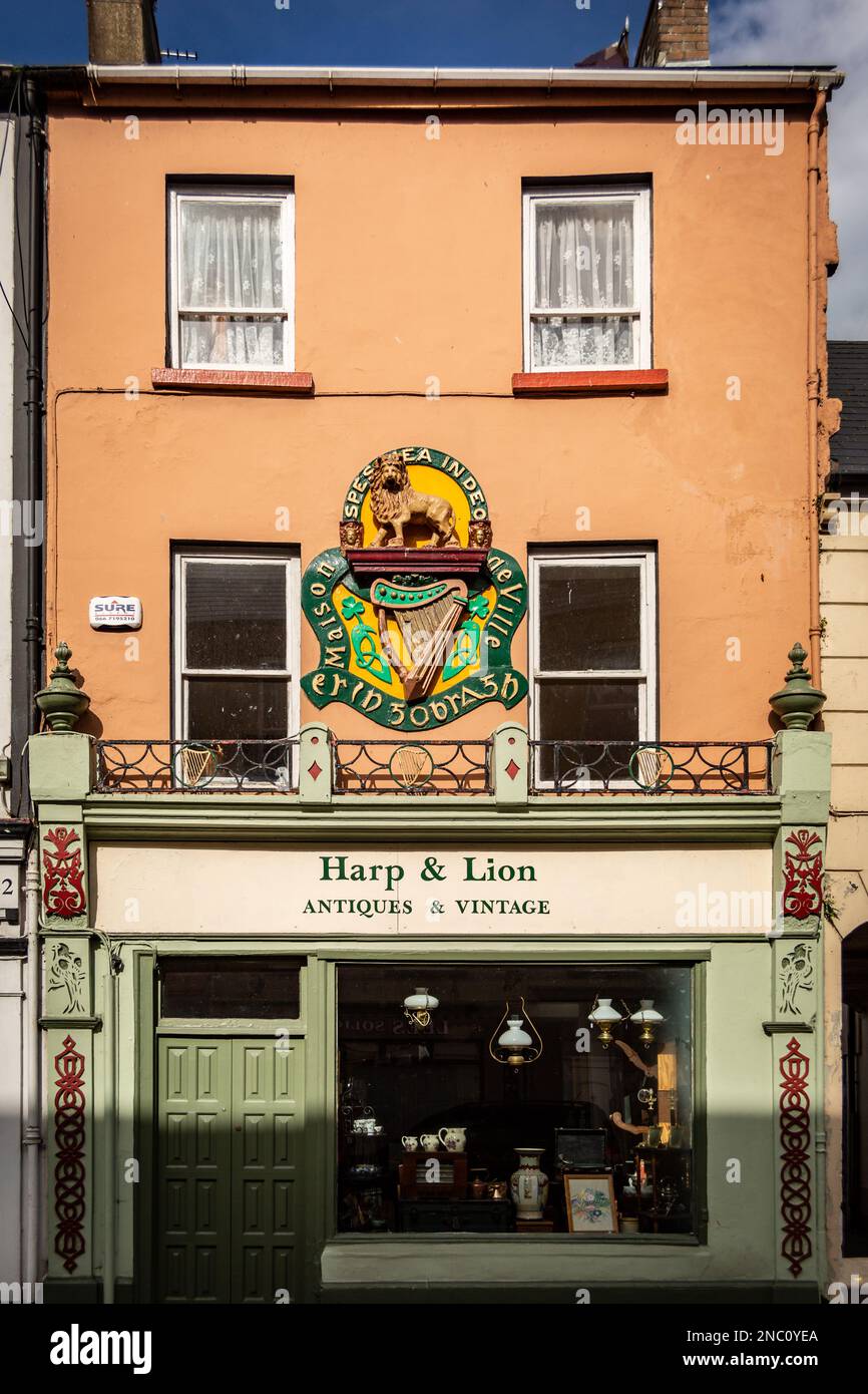 Colorati, edifici dipinti, negozi, Listowel, County Kerry, Irlanda Foto Stock