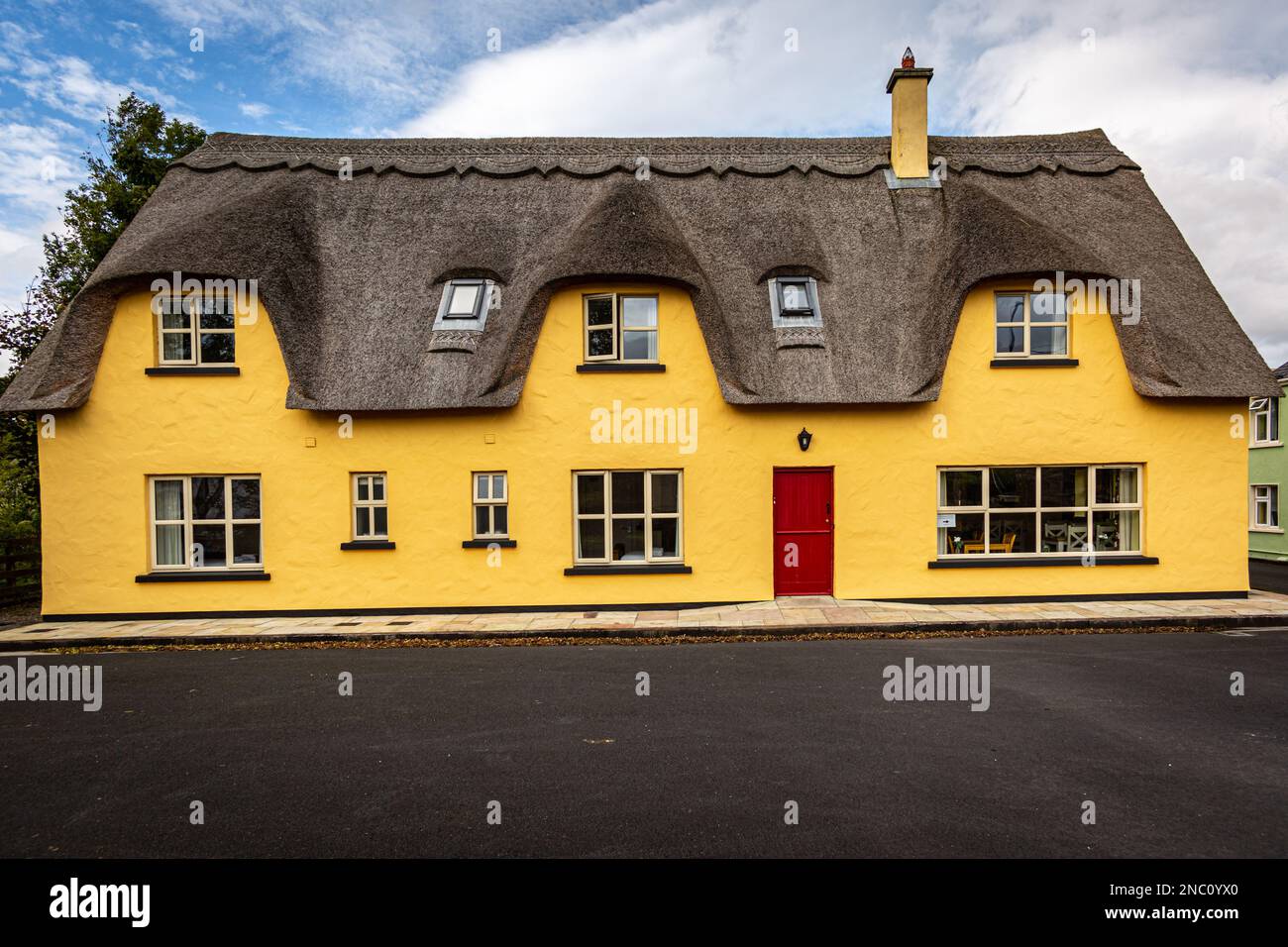 Edificio con tetto di paglia, Irlanda Foto Stock