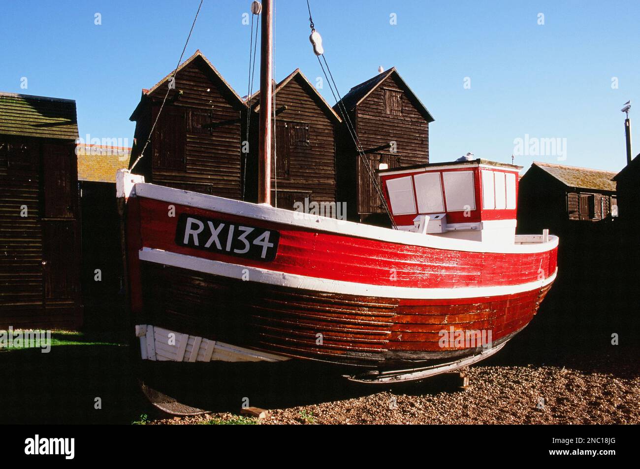 The Stade, Hastings Old Town, East Sussex, UK, con barca da pesca e capannoni Foto Stock