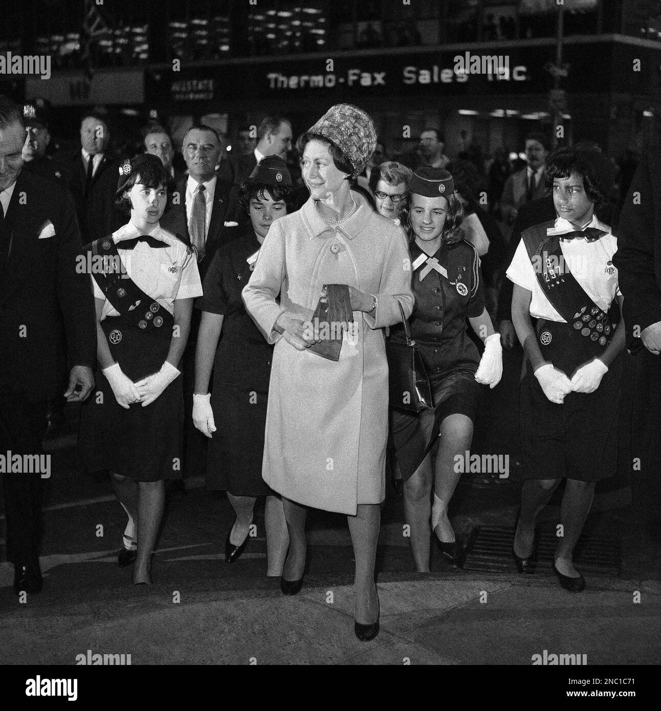Britain’s Princess Margaret is escorted by four Girl Scouts from the greater New York area as she crosses Third Avenue in mid-Manhattan on Nov. 19, 1965. The princess was walking from the British consulate in New York towards the national headquarters of Girl Scouts of the U.S.A. She was making a courtesy call in her capacity as president of the Girl Guides Association of Great Britain and the Commonwealth. (AP Photo) Foto Stock
