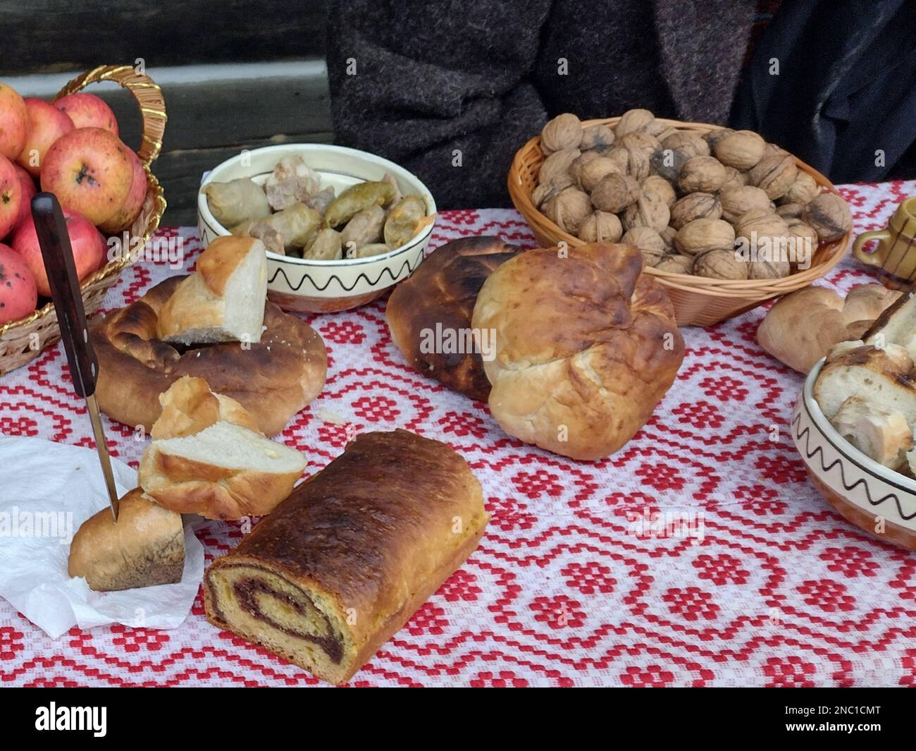 Involtini di cavolo, mele, noci e altri prodotti alimentari. Nella contea di Maramures, Romania Foto Stock