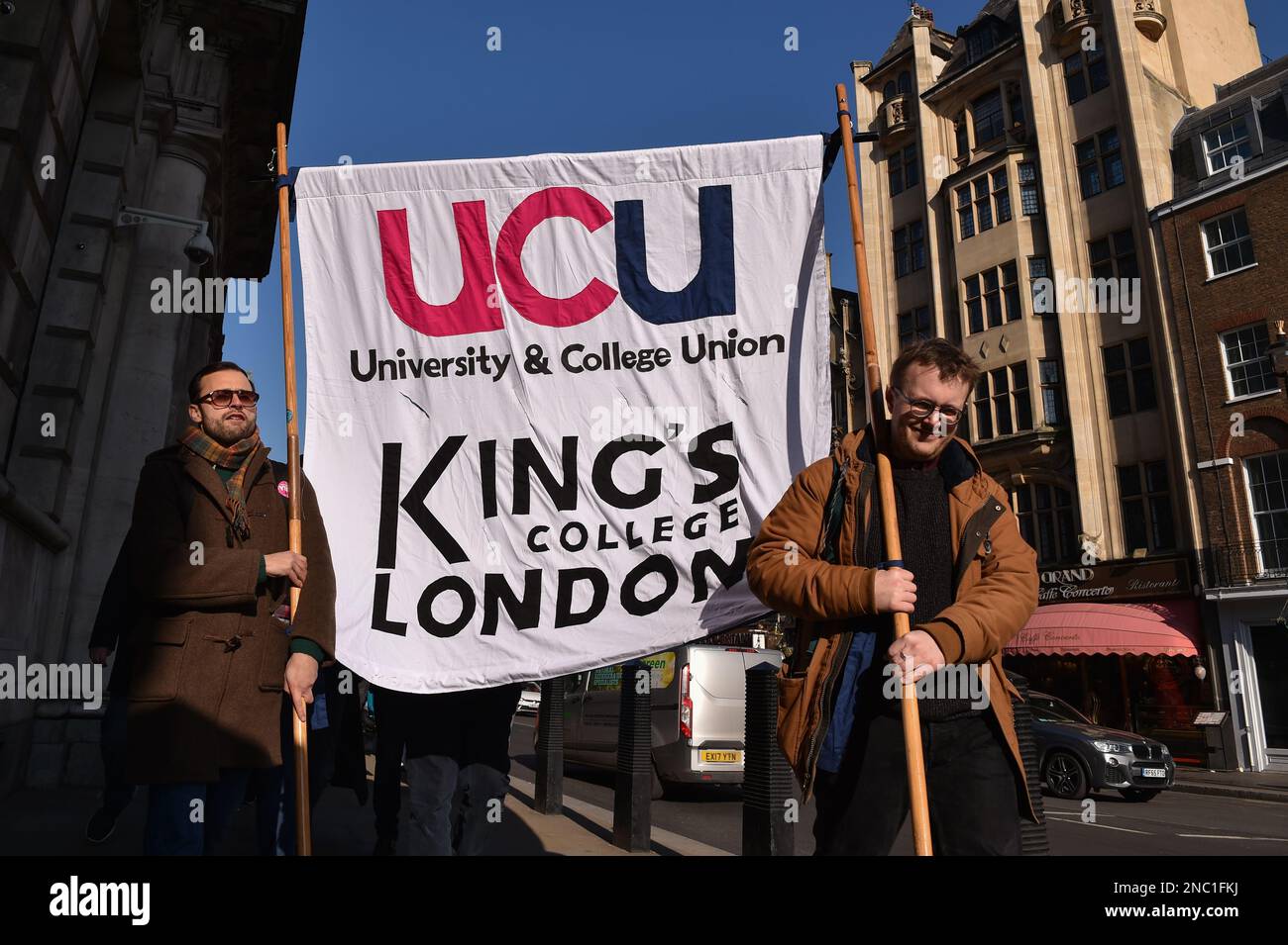 Londra, Regno Unito, 14th febbraio 2023. I membri della University and College Union (UCU) hanno marciato dal King's College London attraverso il centro di Londra il giorno dello sciopero dei lavoratori universitari. Credit: Thomas Krych/Alamy Live News Foto Stock