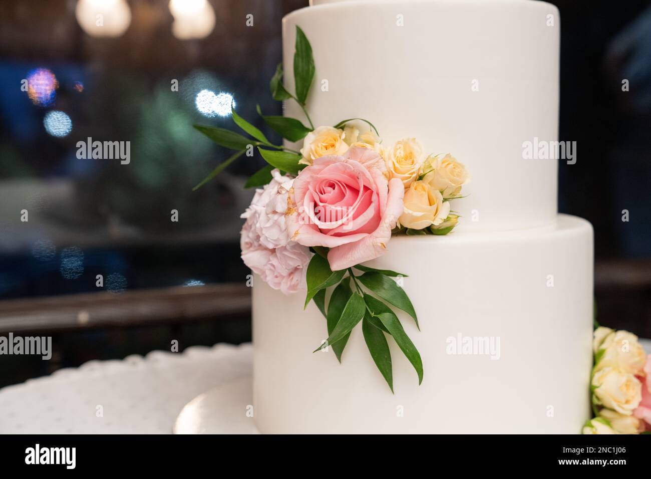 Un primo piano di una torta nuziale su un tavolo Foto Stock